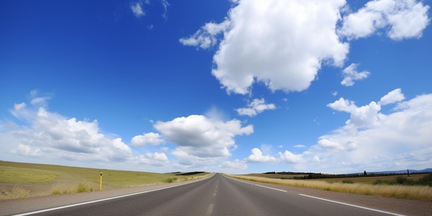 Een weg met een blauwe lucht en wolken