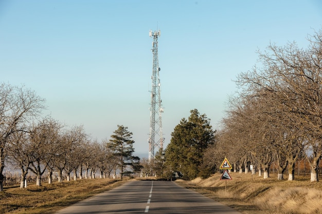 Een weg met een bord waarop 'celtoren' staat