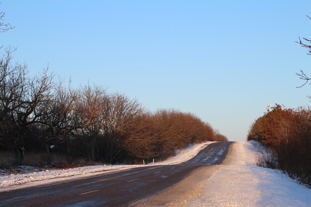 Een weg met sneeuw aan de zijkant