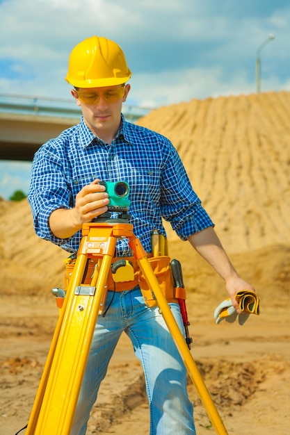 Een werker met theodoliet