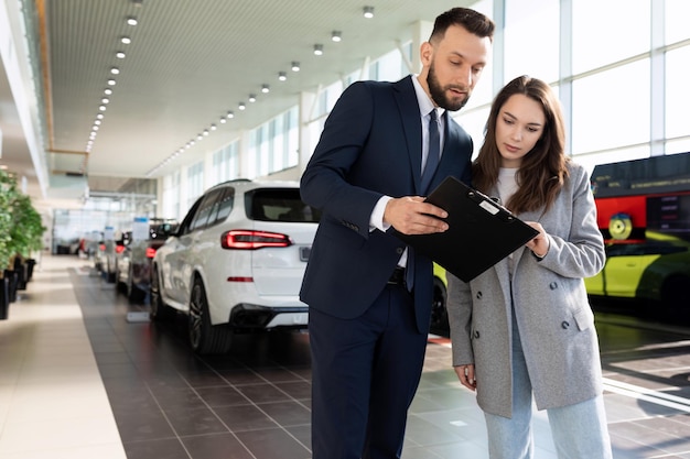 Een werknemer van een verzekeringsmaatschappij biedt aan om een polis af te sluiten bij een autodealer