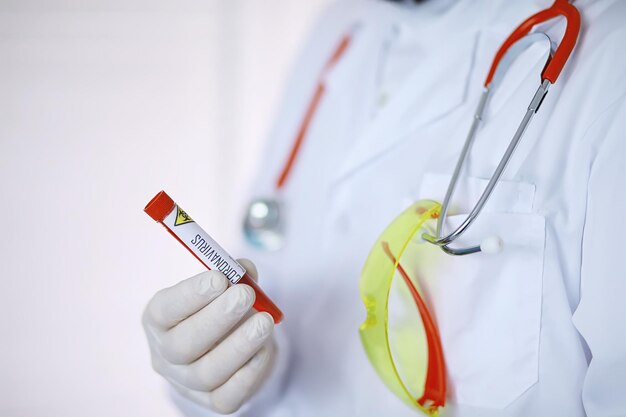 Een wetenschapper-onderzoeker in het laboratorium test medicijnen voor de behandeling van virale longontsteking Coronovirus-bloedtest van geïnfecteerde patiënten Wereldpandemie