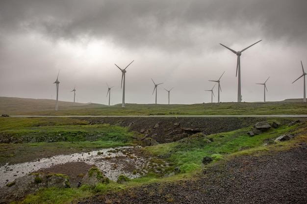 Een windmolen die elektriciteit opwekt op de Faeröer