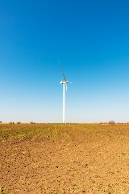 Een windmolen in een veld in de lente, Oekraïne