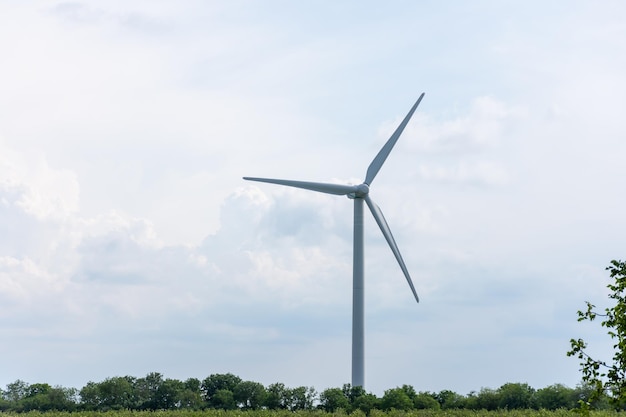 Een windmolen wekt elektriciteit op voor een plaats