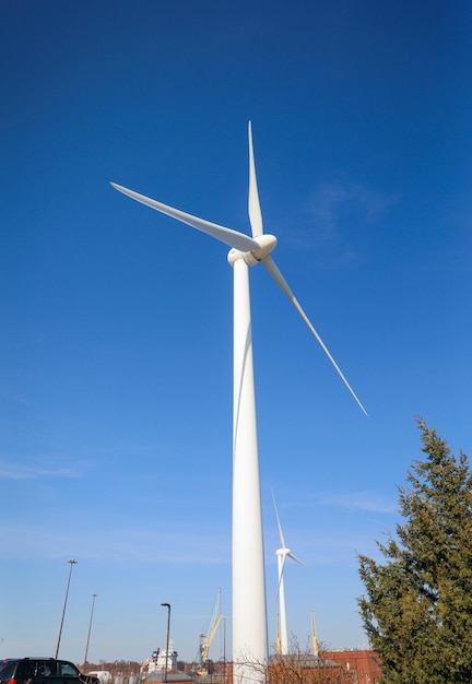 Een windturbine staat voor een blauwe lucht.