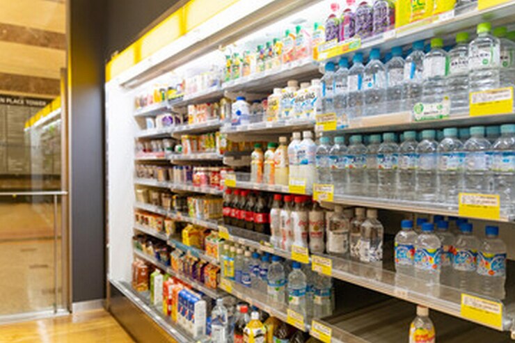 Foto een winkel met een verscheidenheid aan flessen water en andere producten