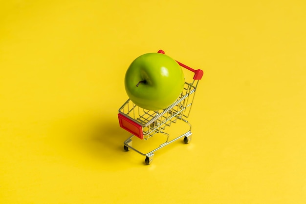 Een winkelwagentje met een concept van rauw fruit van gezond eten
