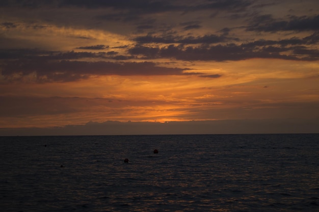 Een wit chirurgisch masker op een rotsstrand Vuilnis achtergelaten op een strand in Turkije in 2020 zonsondergang en zee