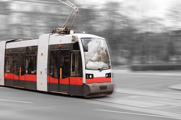 Een wit met rode tram met het nummer 2 erop