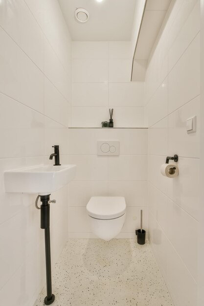 een witte badkamer met een toilet en een gootsteen