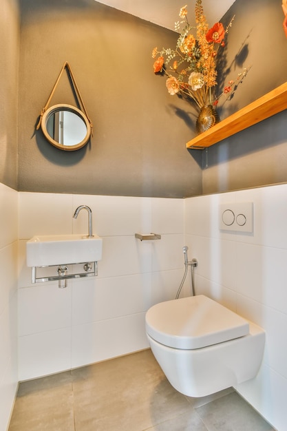 Een witte badkamer met een toilet en een spiegel