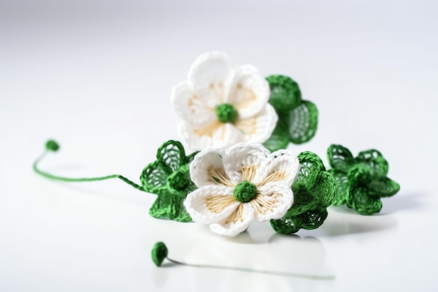 Een witte bloem met groene bladeren en een groene bloem