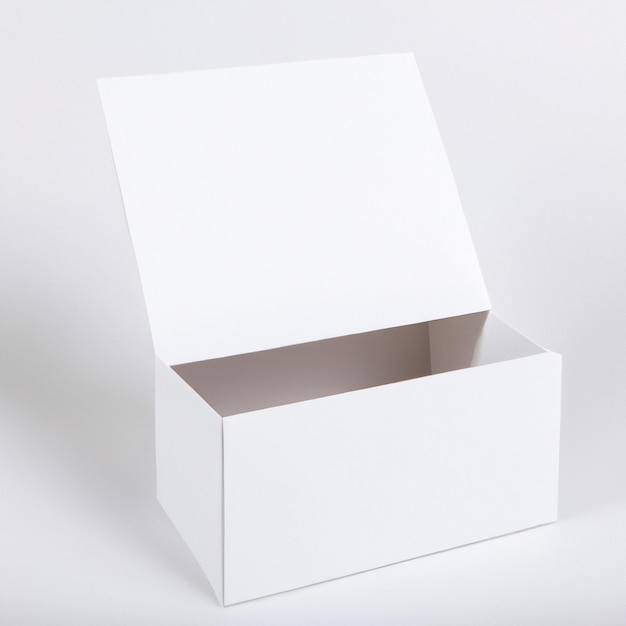 Een witte doos met een wit deksel staat op een wit oppervlak