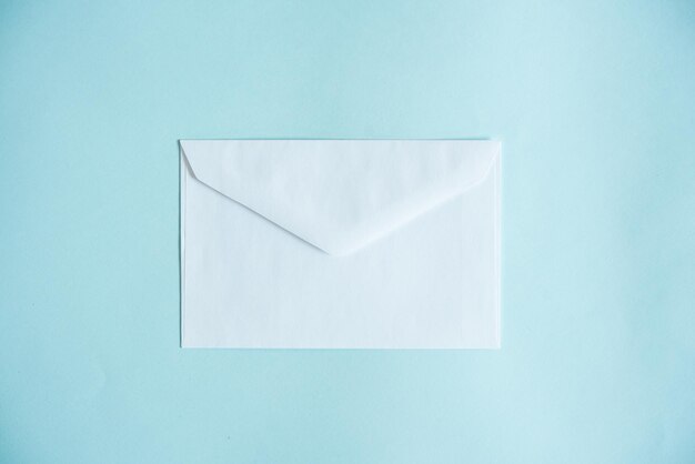 Een witte envelop op een blauwe achtergrond stuur een bericht of een nieuwsbericht