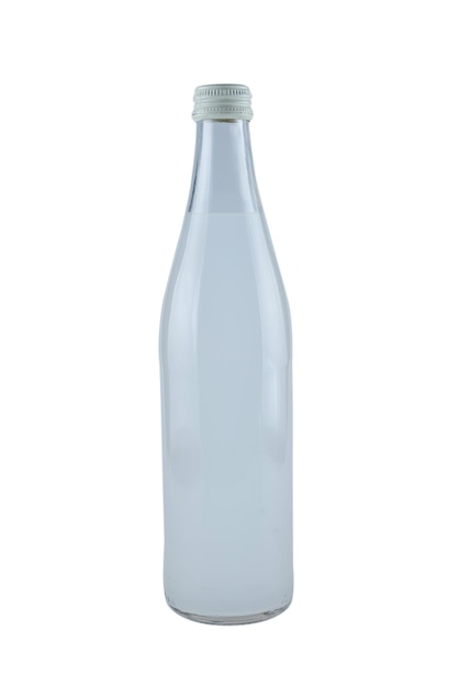 Een witte fles met een frisdrank op ijs geïsoleerd op een witte achtergrond