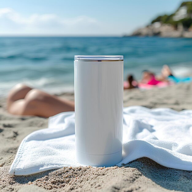 Een witte handdoek op het strand.