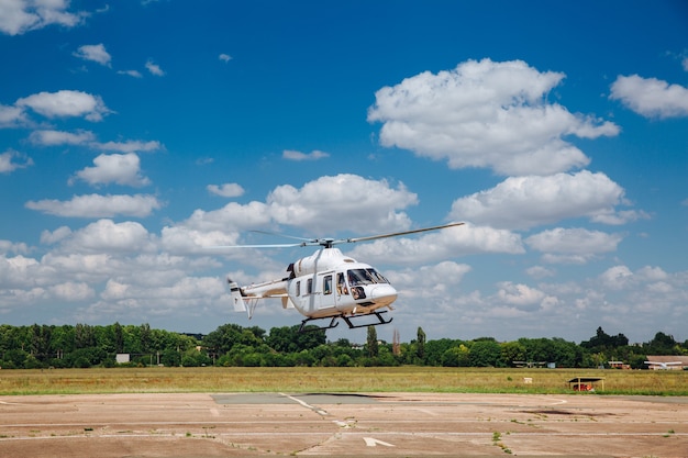 Foto een witte helikopter stijgt op van de landingsbaan