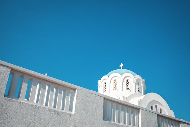 Foto een witte kerk met een blauwe koepel op de top