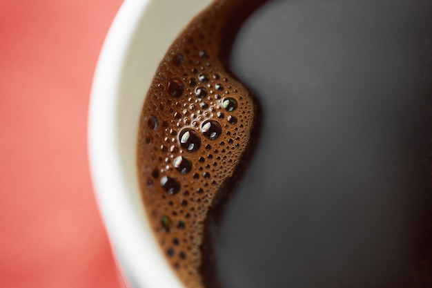 Een witte kop koffie close-up