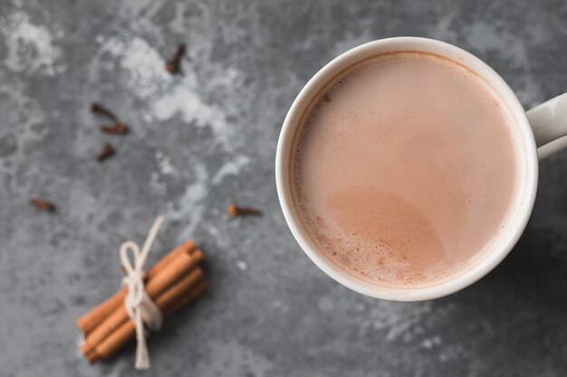 Een witte kop warme chocolademelk op tafel