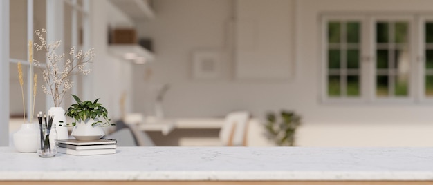 Een witte marmeren tafel met een wazige achtergrond van een modern minimalistisch thuiskantoor