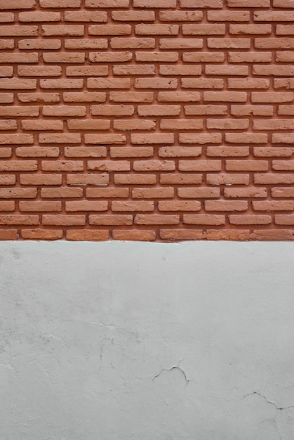 Een witte muur met een grijze bakstenen muur en een witte muur.