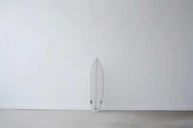 Een witte muur met een surfplank erop