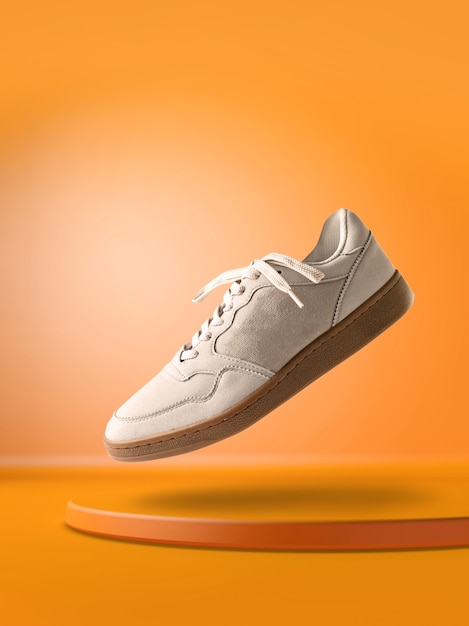 Een witte urban sneaker op een oranje ondergrond
