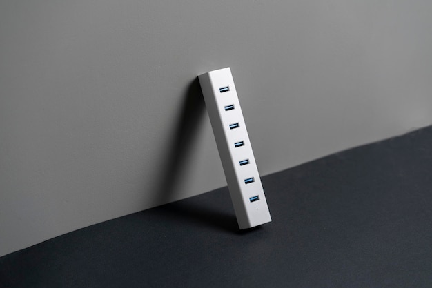 Een witte usb 30 computerhub met zeven poorten