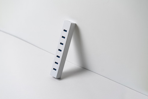 Een witte usb 30 computerhub met zeven poorten