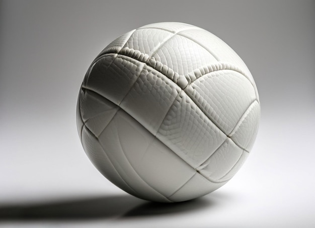 Een witte volleybal met een patroon op de voorkant