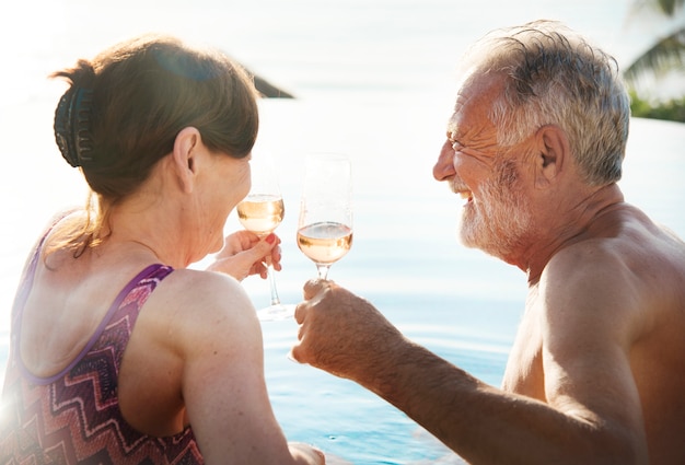 Een wittebroodswekenpaar dat van zomer geniet