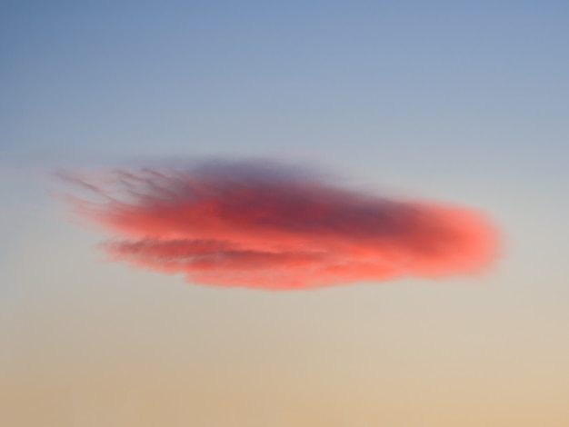 Foto een wolk die eruitziet als een ufo. lenticulaire wolk.