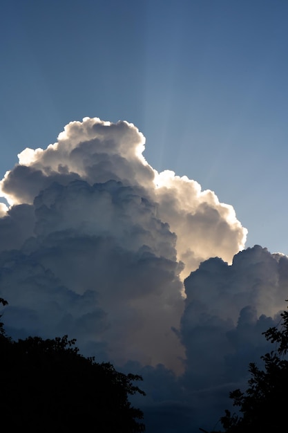 Een wolk met daarachter een zonnestraal