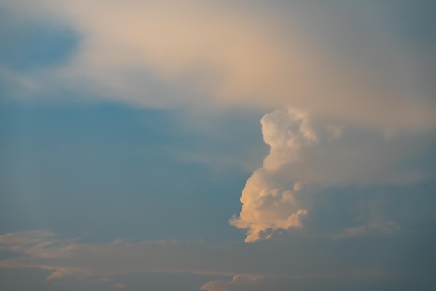 Een wolk met een gezicht erop