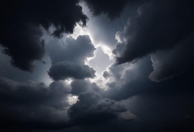 Een wolk waar de zon doorheen schijnt.