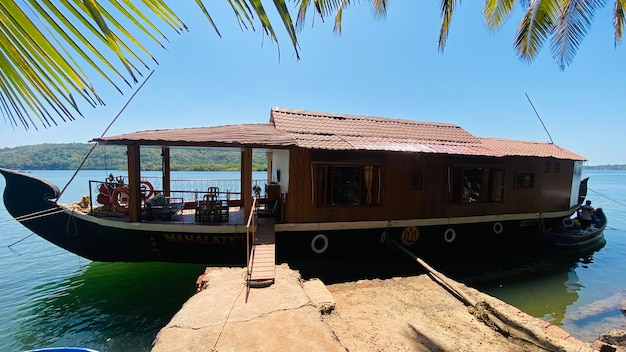 Een woonboot op het water in Kerala