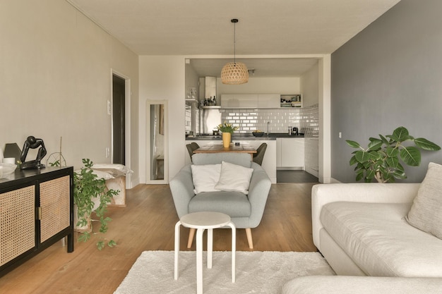 Een woonkamer met banken, stoelen en een salontafel in het midden van de kamer is leeg