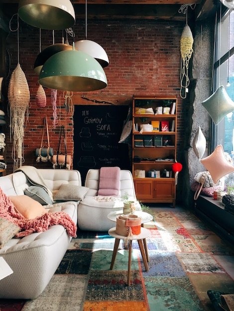 Foto een woonkamer met een bakstenen muur en een witte bank met een boek aan de voorzijde