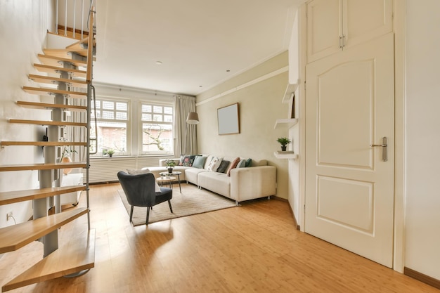 Foto een woonkamer met houten vloer en trappen die naar de tweede verdieping leiden in een appartement in londen, engeland