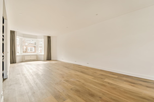 Foto een woonkamer met houten vloeren en witte muren