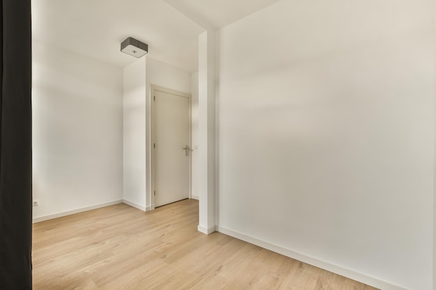 Een woonkamer met witte muren en een houten vloer