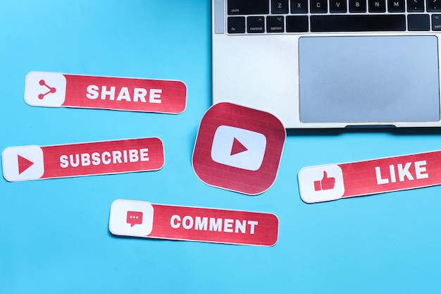 Een YouTube-logo op gedrukt papier met like-deelcommentaar en abonneertekst