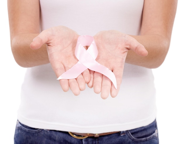 Een zaak die het waard is om te steunen Een jonge vrouw met een borstkankerlint dat op wit wordt geïsoleerd