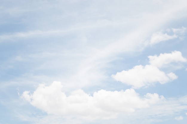 Een zachte wolkenachtergrond, blauwe hemel met wolk