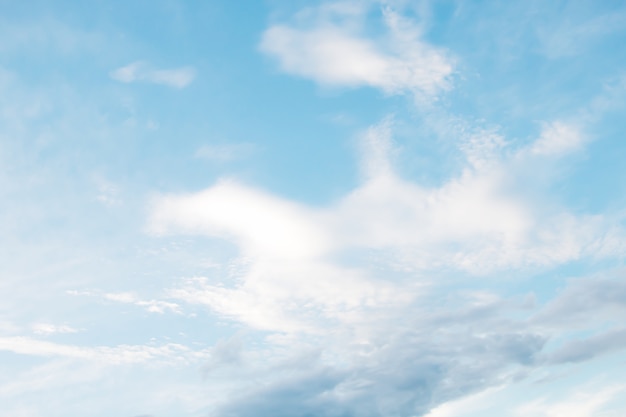 Een zachte wolkenachtergrond, blauwe hemel met wolk