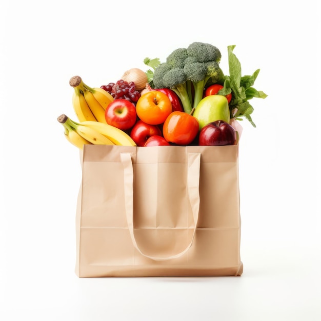 Een zak vol groenten en fruit op een witte achtergrond