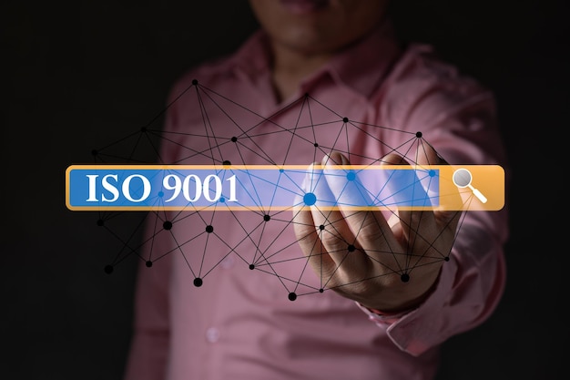 Een zakenman met de iso 9001 met zoekknop verbindingslijn standaard kwaliteit documentcontrole voor organisatie- en industriebeheerproducten kopieert ruimte voor tekst