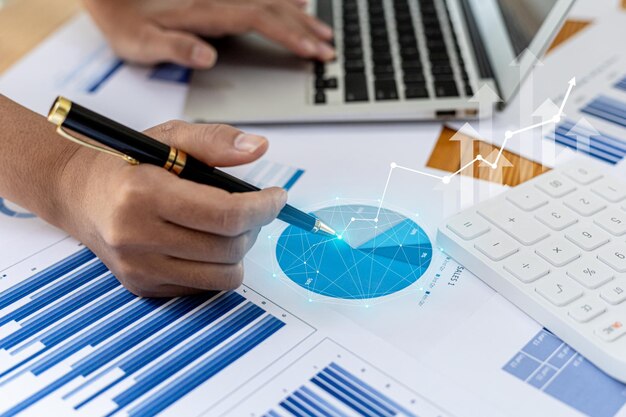 Een zakenman onderzoekt gegevens over financiële documenten, financiële bedrijfsrapporten, grafieken met financiële en numerieke groeigegevens. Het concept van financieel beheer om te groeien en winstgevend te zijn.